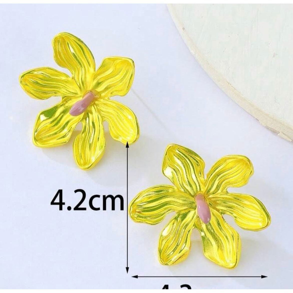 Women’s Textured Stud Back Flower Earring (1 pair)