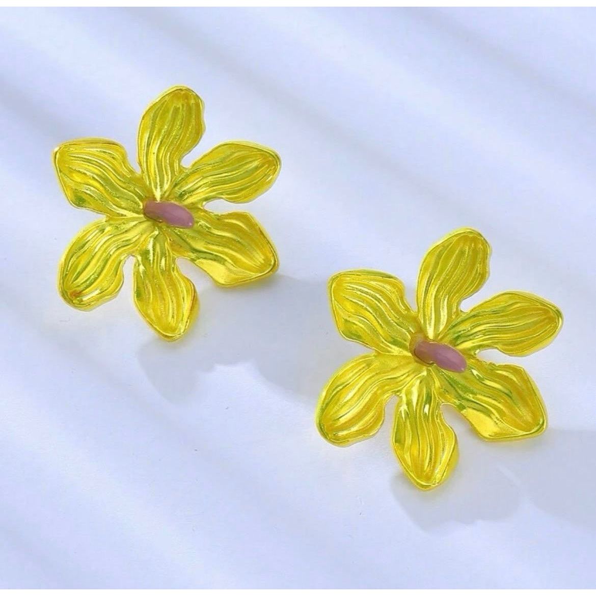 Women’s Textured Stud Back Flower Earring (1 pair)