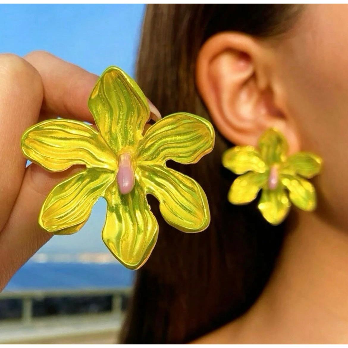 Women’s Textured Stud Back Flower Earring (1 pair)