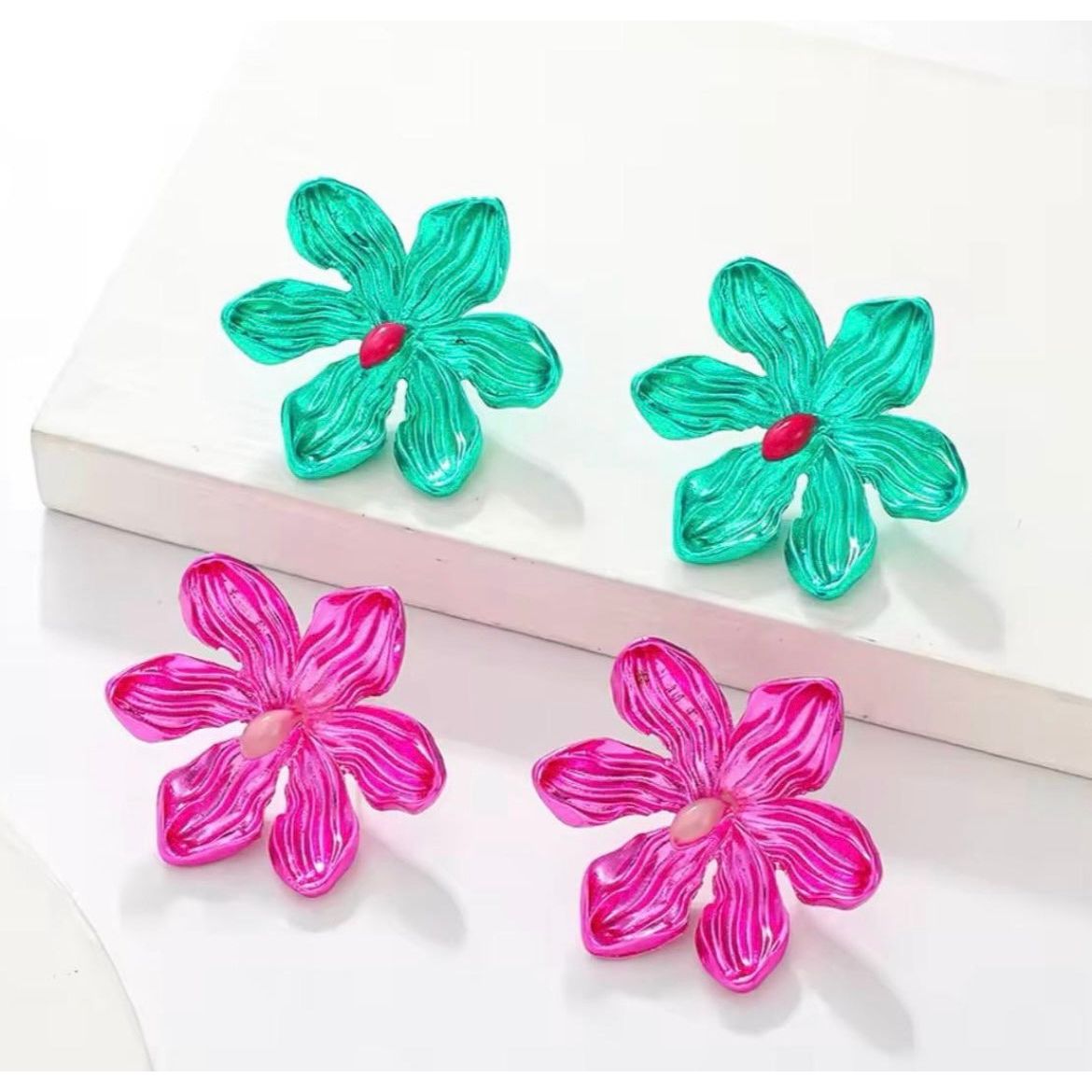 Women’s Textured Stud Back Flower Earring (1 pair)